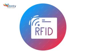 3.2. Hệ thống RFID hoạt động dựa trên nguyên lý nào? Hệ thống RFID ở thư viện Hệ thống RFID hoạt động dựa trên nguyên lý giao tiếp không dây giữa hai thành phần chính: thiết bị đọc RFID (reader) và thẻ RFID (tag). Khi thiết bị đọc phát ra sóng điện từ ở một tần số nhất định, thẻ RFID nằm trong vùng hoạt động sẽ nhận diện và cảm nhận những sóng này. Thẻ sẽ thu hút năng lượng từ sóng điện từ, từ đó kích hoạt mạch bên trong của nó. Sau khi được kích hoạt, thẻ RFID sẽ truyền tải thông tin mã số duy nhất trở lại thiết bị đọc. Thiết bị đọc sẽ tiếp nhận tín hiệu và xác định được thẻ nào đang nằm trong tầm phủ sóng của nó. Quá trình này diễn ra rất nhanh, chỉ trong vài mili giây, cho phép hệ thống quản lý một lượng lớn thẻ cùng một lúc. Hệ thống RFID tại thư viện Công nghệ RFID có ứng dụng rộng rãi trong nhiều lĩnh vực như logistics, quản lý kho, bán lẻ, thư viện, và y tế. Ví dụ thư viện tại Việt Nam áp dụng công nghệ RFID Tại Việt Nam, một số thư viện đã áp dụng công nghệ RFID để cải thiện quản lý tài liệu. Có thể kể đến như: Thư viện Quốc gia Việt Nam: Đã triển khai công nghệ RFID để quản lý tài liệu và cải thiện quy trình mượn/trả sách. Thư viện Trung ương Thông tin Khoa học và Công nghệ: Đã Sử dụng RFID để quản lý tài liệu và tăng cường khả năng tìm kiếm. Thư viện Thành phố Hồ Chí Minh: Cũng đã áp dụng công nghệ RFID nhằm nâng cao hiệu quả quản lý và phục vụ bạn đọc. Thư viện Đại học Quốc gia Hà Nội: Đã triển khai hệ thống RFID để quản lý tài liệu và cải thiện quy trình phục vụ sinh viên. Kết luận Hy vọng bài viết về thẻ RFID đem lại thông tin bổ ích cho bạn đọc. Truy cập www.identy.com.vn để đọc thêm các bài viết hay về công nghệ bạn nhé! Name: Thẻ RFID Address: 47/10A Trần Bình Trọng, P. 5, Q. Bình Thạnh, TP. HCM Phone MobiFone: 0902709811 Website link của bài Thẻ RFID: thẻ RFID Email: tanlong.inthenhua@gmail.com Hashtag: #therfid #phoithe